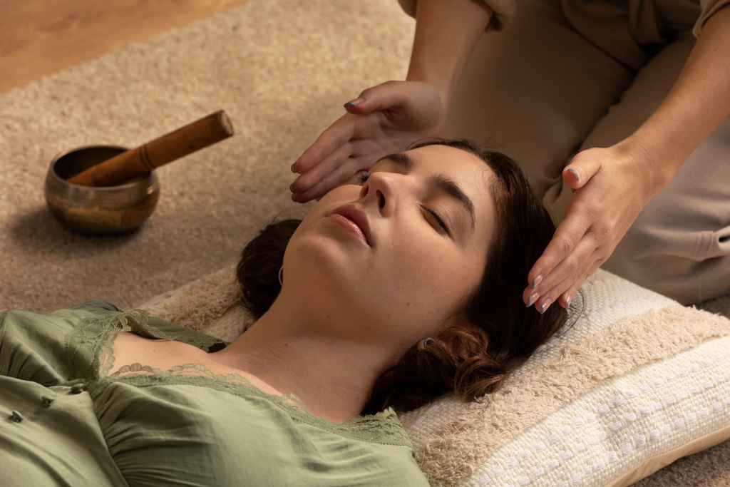 celovek-provodasii-reiki-terapiu.jpg